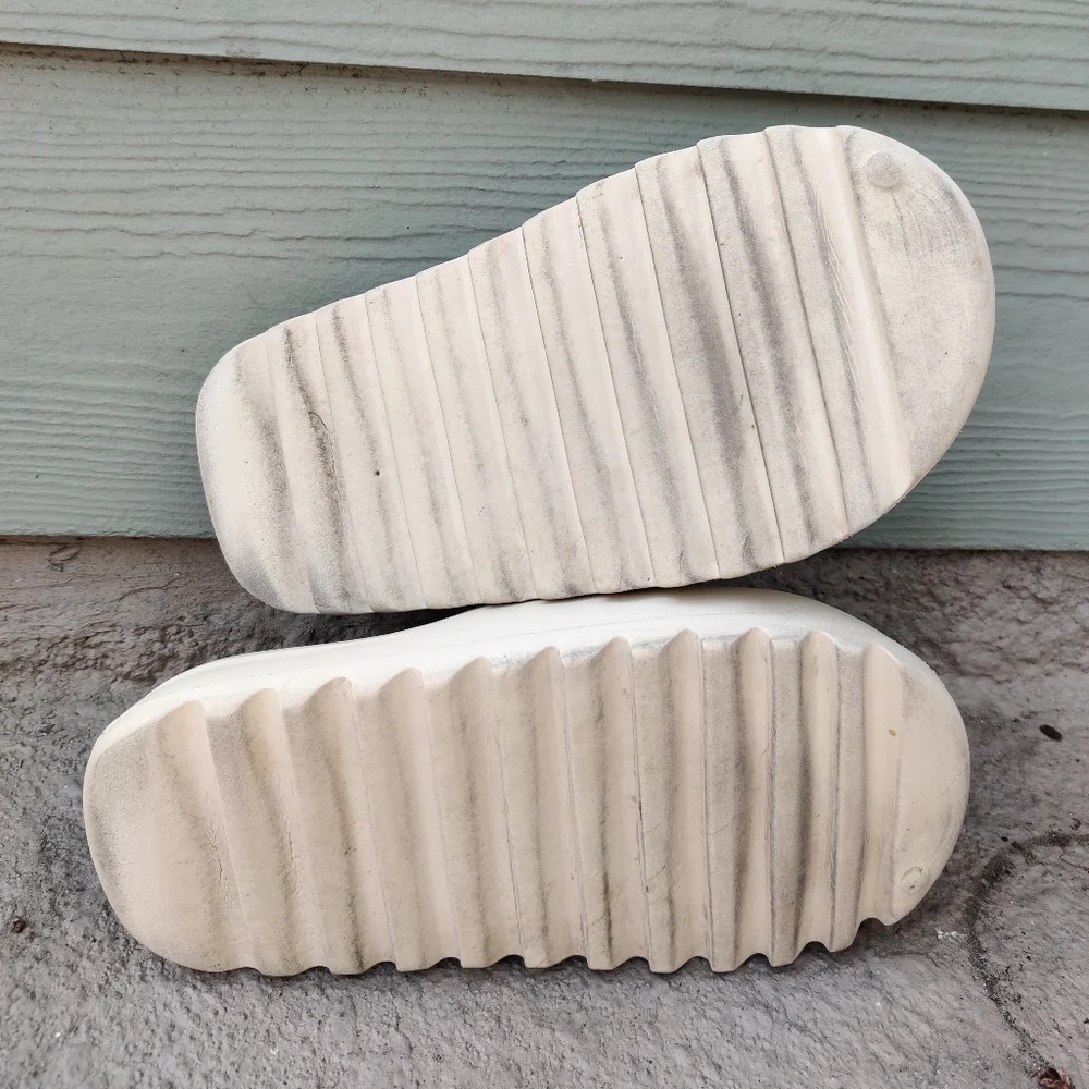 Yeezy Cream Slide Sandals - Picture 4 of 5